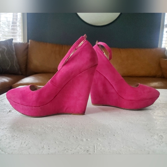 Qupid Pulse 02 Fuchsia Suede Pointy Toe Platform Wedges - Picture 5 of 5